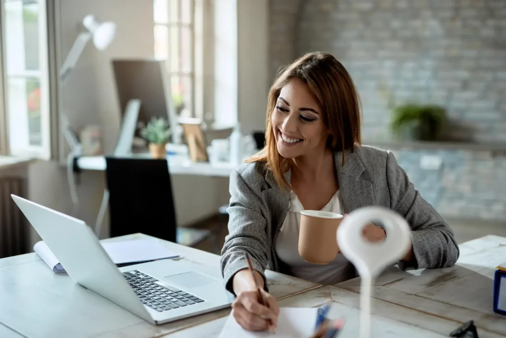 Mujer disfrutando de los beneficios fiscales de ser autónomo